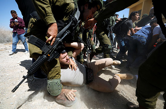 قوات الاحتلال تعتقل فلسطينى