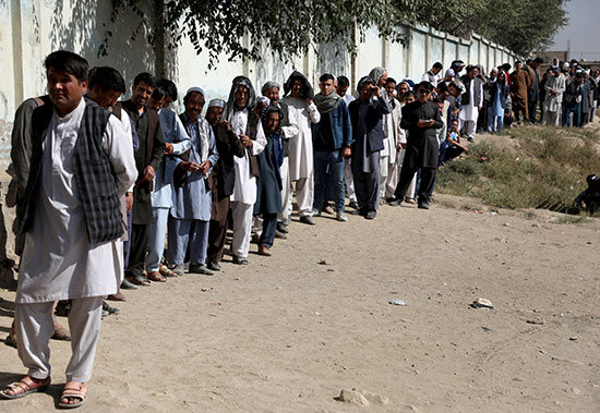 طابور من الناخبين الأفغان فى انتظار التصويت