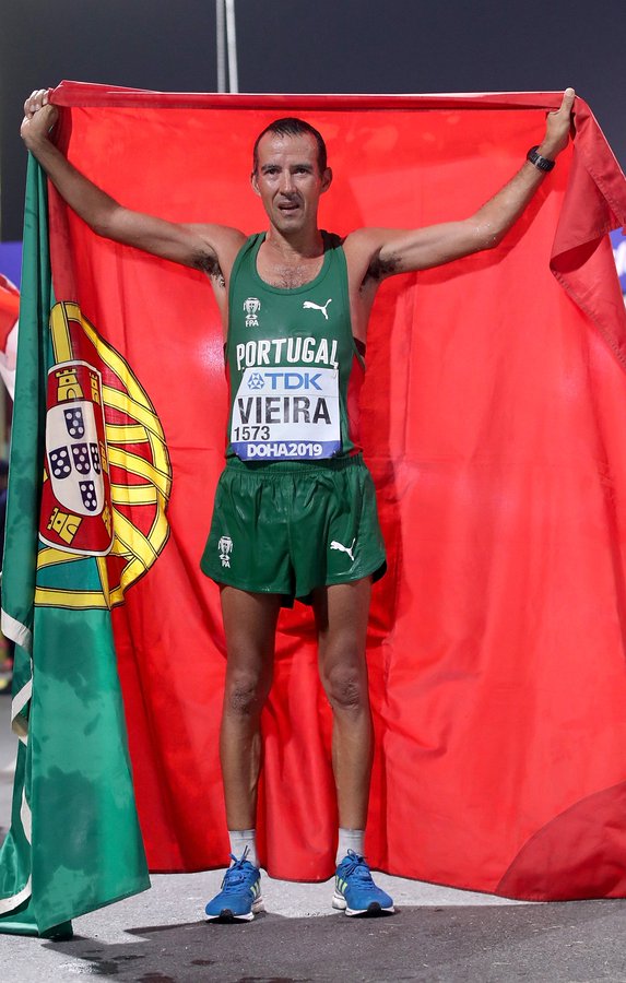 جواو فييرا يحتفل بالميدالية