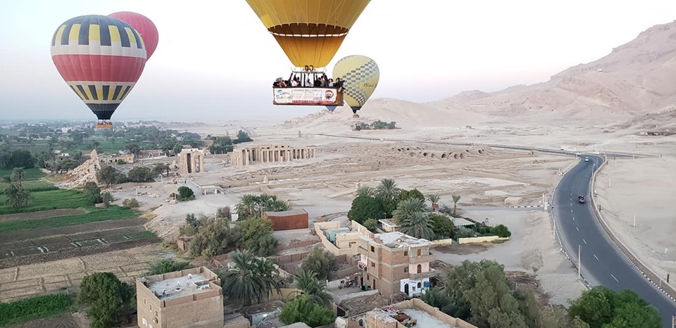 سماء الأقصر تشهد تحليق 27 رحلة بالون تقل 930 سائح أجنبي خلال 48 ساعة (2)