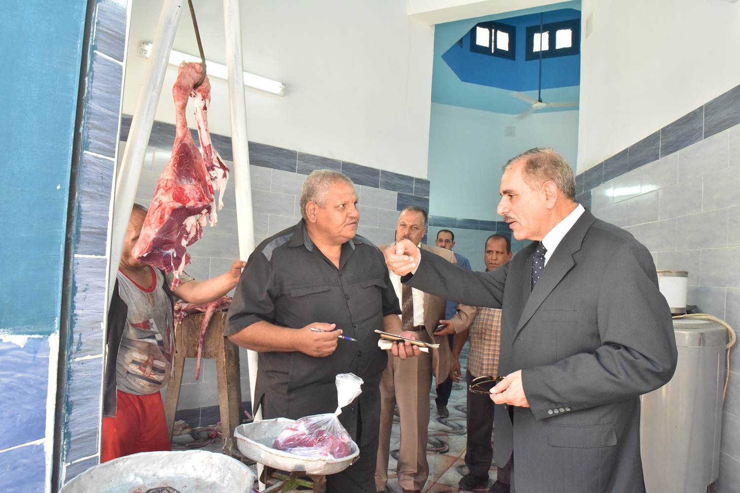 محافظ أسيوط يتفقد منافذ بيع اللحوم ومنتجات الثروة الحيوانية بحي غرب (2)