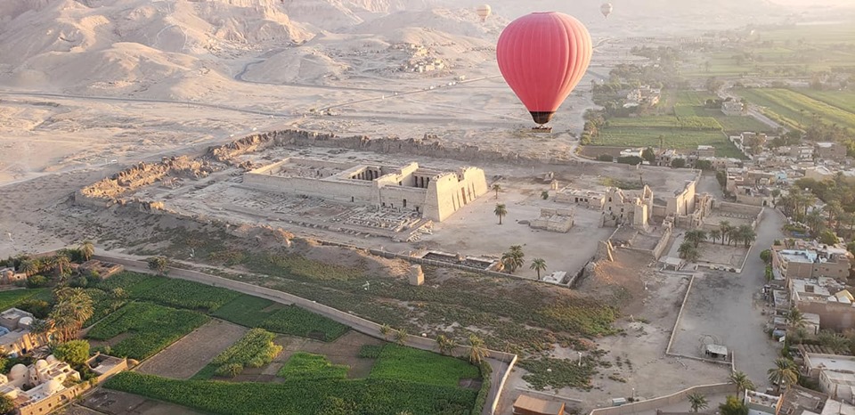 سماء الأقصر تشهد تحليق 27 رحلة بالون تقل 930 سائح أجنبي خلال 48 ساعة (1)