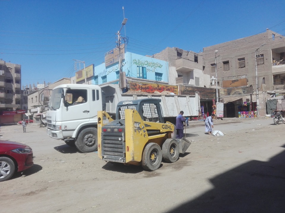 مدينة إسنا تقود حملات بالمدينة والقري والطريق الصحراوي الغربي ورفع 50 طن مخلفات (2)