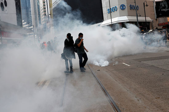 الشرطة-تستخدم-قنابل-الغاز-لتفريق-المتظاهرين