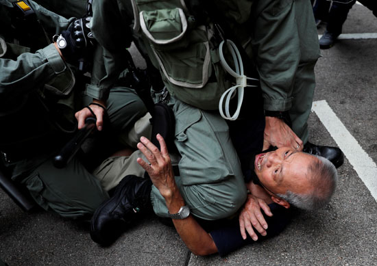 الشرطة-أثناء-اعتقال-أحد-المحتجين