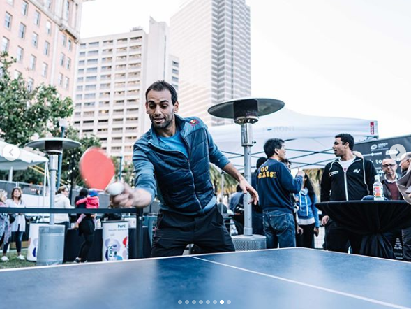 محمد الشوربجي يلعب تنس طاولة