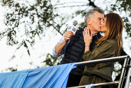 الرئيس الأرجنتينى ماوريسيو ماكرى يقبل السيدة الأولى