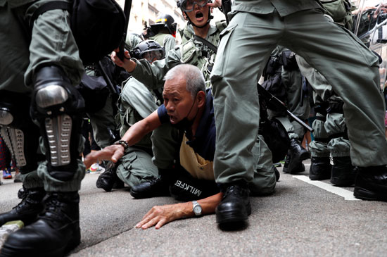 الشرطة-تسيطر-على-أحد-المتظاهرين