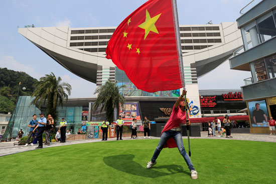 مواطنة ترفع علم الصين بأحد الميادين