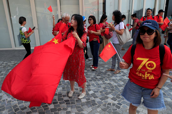 سيدات تحملن أعلام الصين