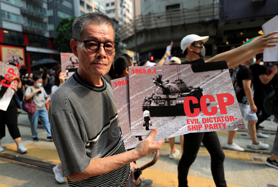 متظاهر-يحمل-صورا-حول-تاريخ-الصين-فى-هونج-كونج