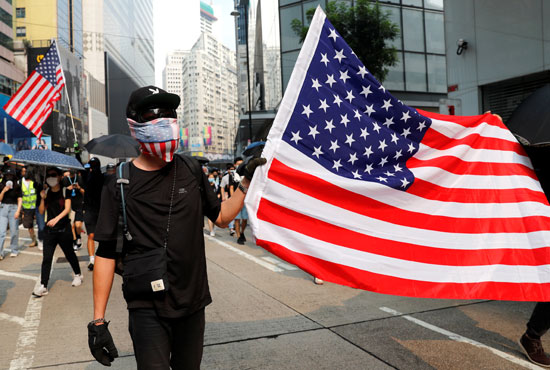 متظاهرون-يحملون-الأعلام-الأمريكية