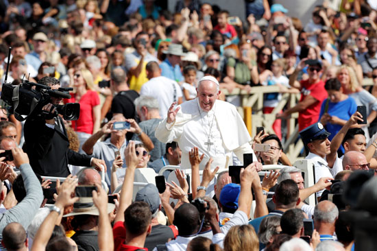 البابا-يلوح-لمستقبلية-فور-دخوله-ساحة-القديس-بطرس