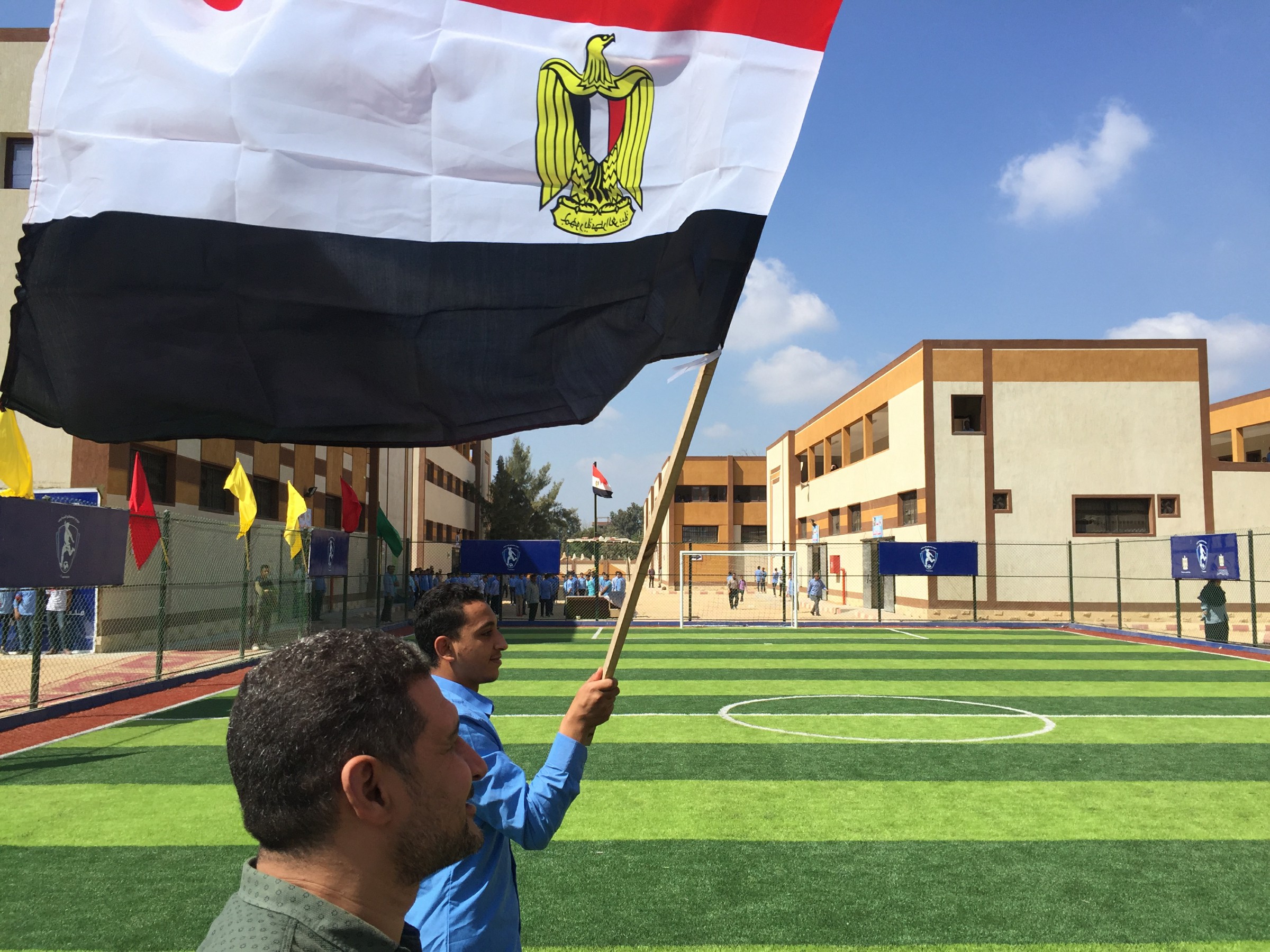 طلاب المدرسة يرفعون علم مصر
