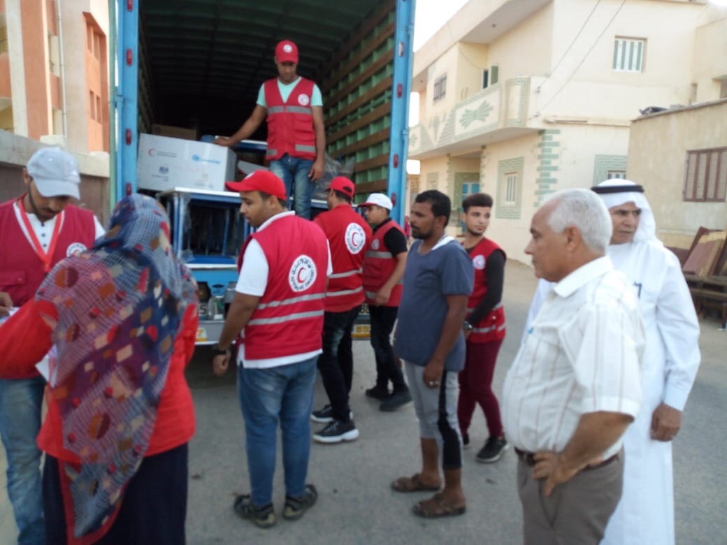 توزيع مساعدات الهلال الأحمر على أهالى شمال سيناء (2)