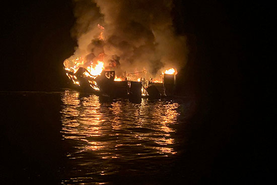النيران تلتهم السفينة