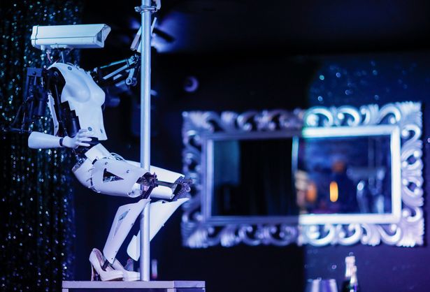 0_A-pole-dancing-robot-created-by-British-artist-Giles-Walker-is-displayed-in-the-Strip-Club-Cafe-in-N