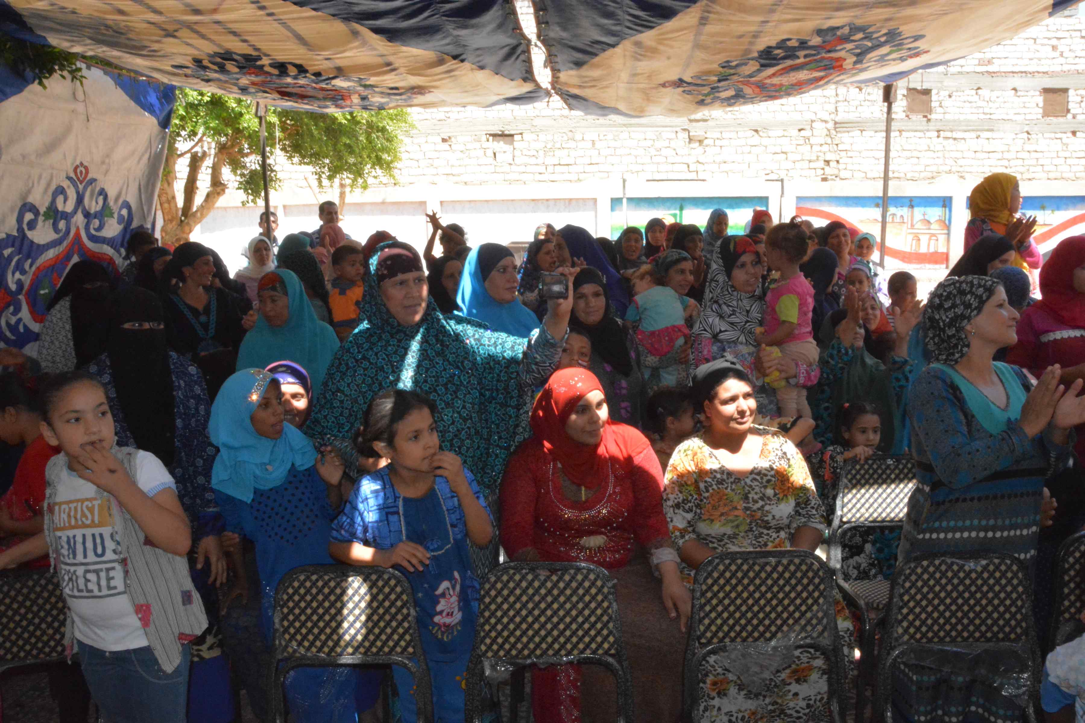 تسليم مساعدات و6 مشروعات للأسر الأكثر احتياجا بقرية العور (7)