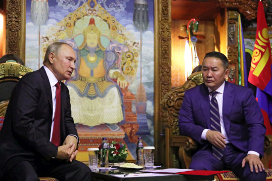الرئيس-الروسي-فلاديمير-بوتين-يلتقى-بالرئيس-المنغولى-خلتماجين-باتولجا-فى-أولانباتار