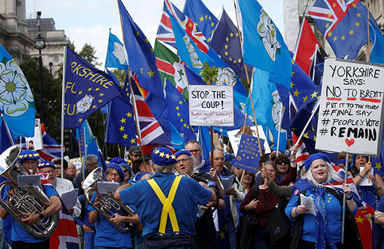 أعلام بريطانيا والاتحاد الأوروبى تهيمن على المشهد