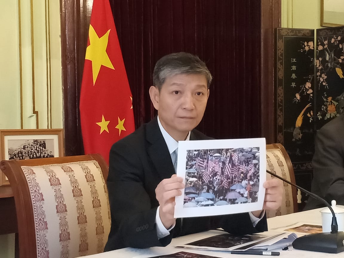 السفير الصينى يستعرض صور تثبت التدخل الخارجى فى أزمة هونج كونج