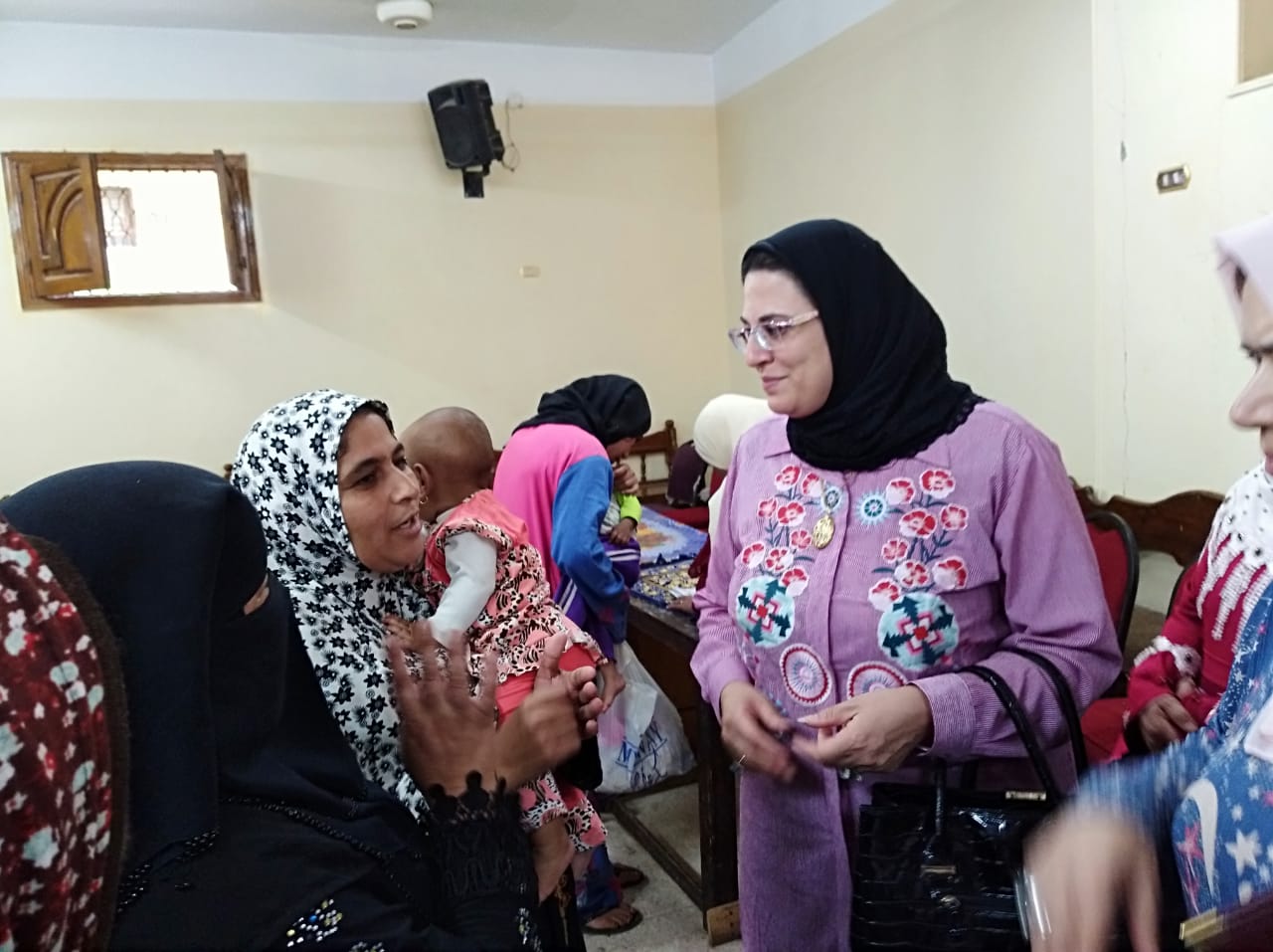 الدكتورة عايدة عطية مقررة فرع القومي للمرأة تتحدث مع السيدات