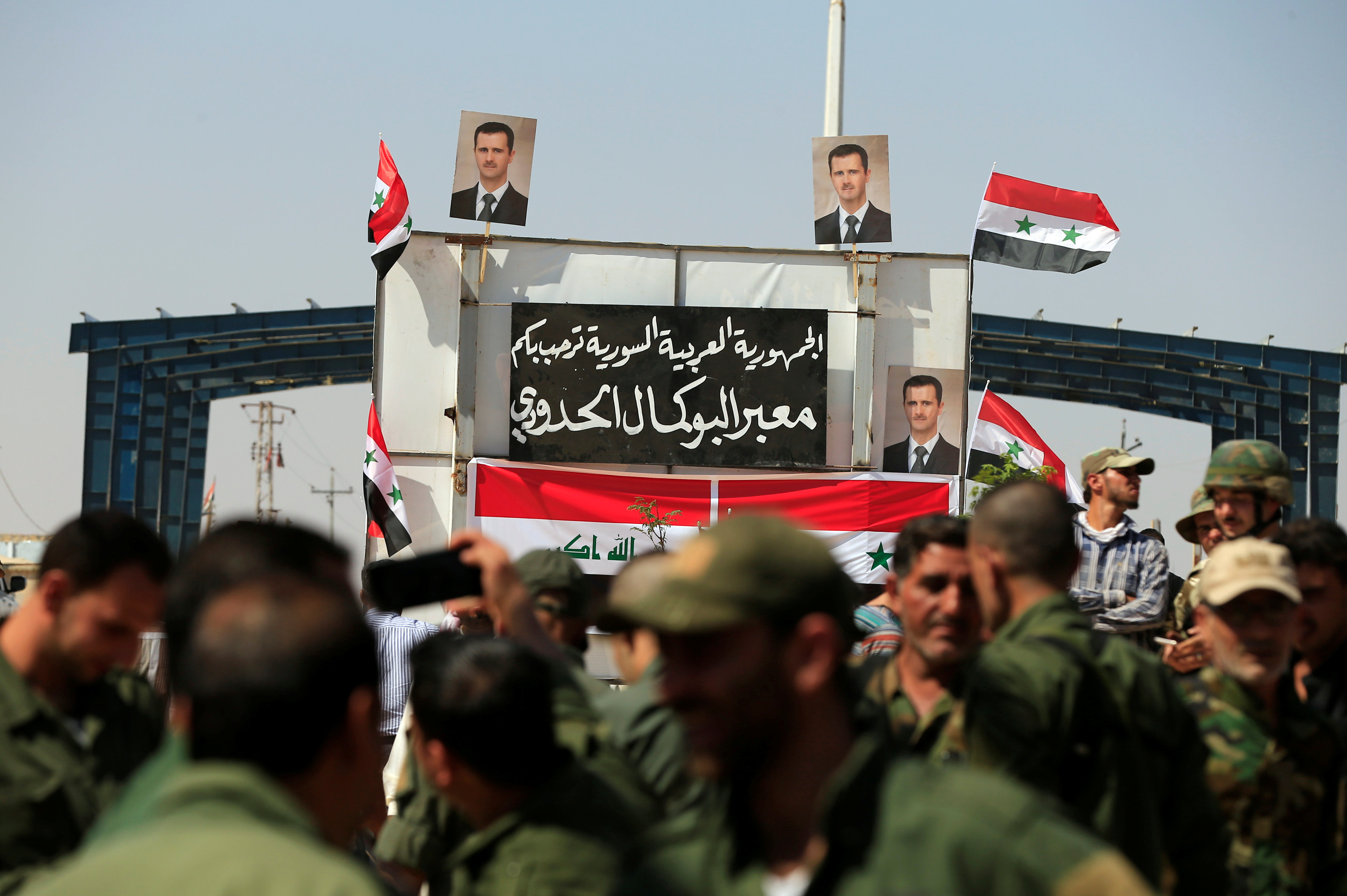 قوات الأمن السورية عند المعبر الحدودي العراقي السوري ، بعد أن أعيد فتحه للتجارة والسفر