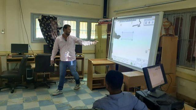 منطقة الأقصر الأزهرية تنطلق في تدريب 70 معلم على العمل بالسبورة الذكية (1)