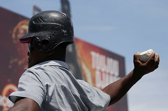 متظاهر يحمل حجارة لرشق قوات الأمن فى هايتى