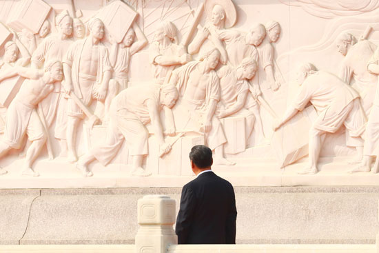 الرئيس-الصينى-أمام-النصب-التذكارى