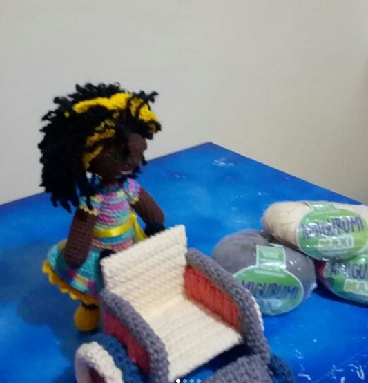 دمية وكرسى متحرك