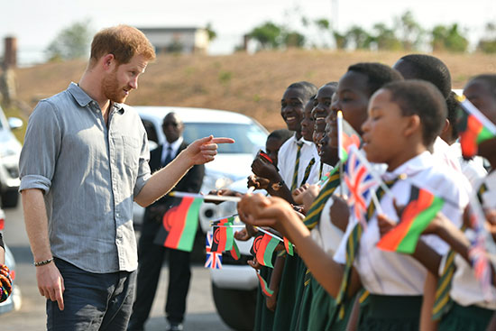 الأطفال بأعلام مالاوى وبريطانيا فى استقبال الأمير هارى