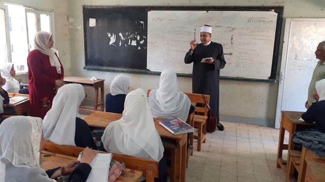 رئيس منطقة الأقصر يتفقد سير العملية التعليمية بمعهد فتيات الأقصر (1)