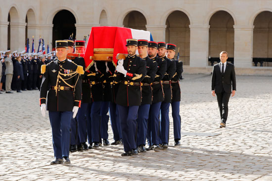 جنود-فرنسيين-يحملون-نعش-شيراك