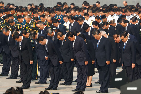 الرئيس-الصينى-والمسئولين-ينحنون-أمام-قبر-ماو