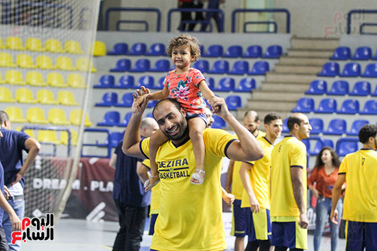 احتفال اللاعبين مع أبنائهم بكأس السوبر لكرة السلة