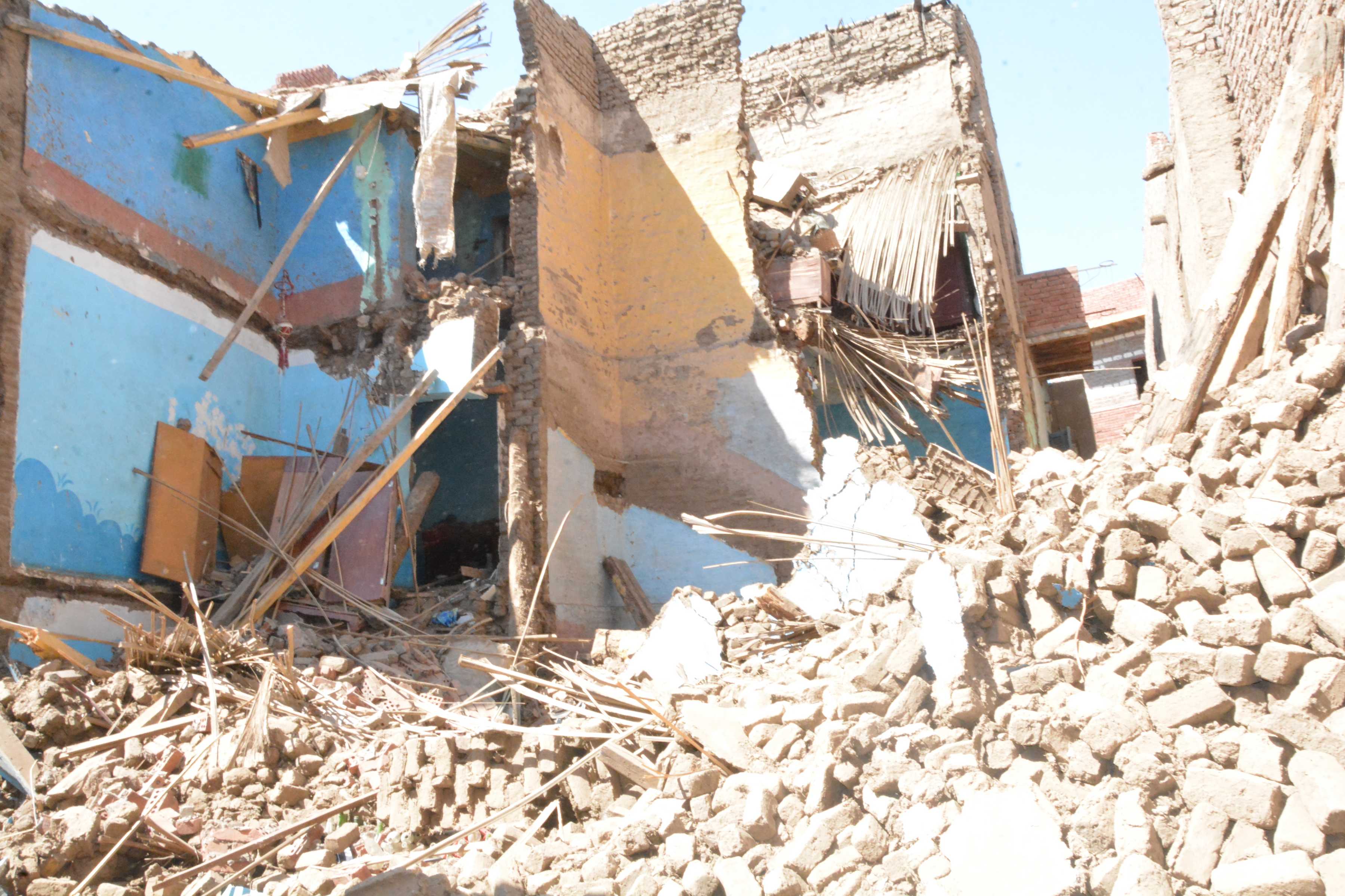 محافظ المنيا يتفقد موقع انهيار 3 منازل  (2)