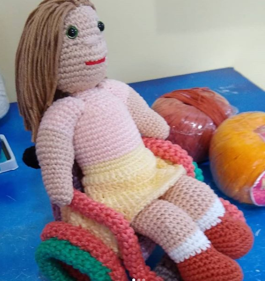 دمية على كرسى متحرك