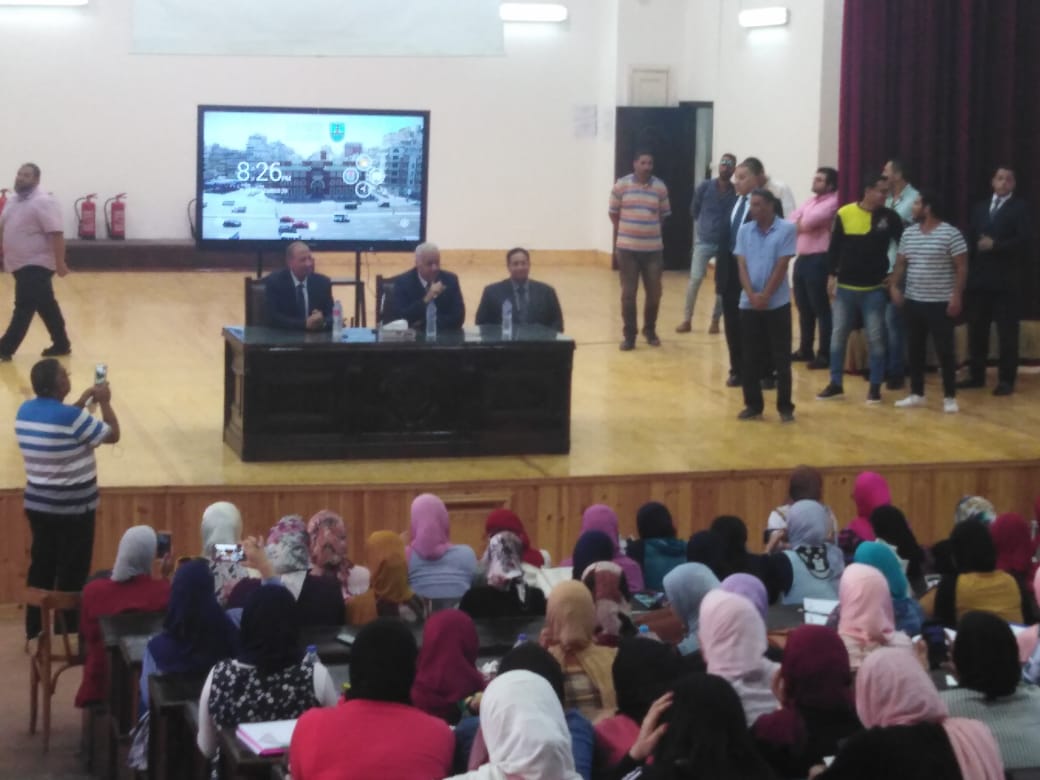 لقاء رئيس جامعة الإسكندرية بطلاب الحقوق