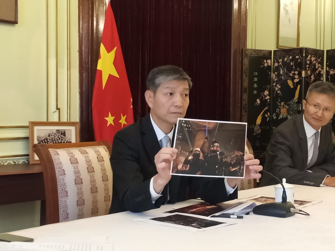 سفير الصين فى القاهرة يستعرض صور حول احداث هونج كونج