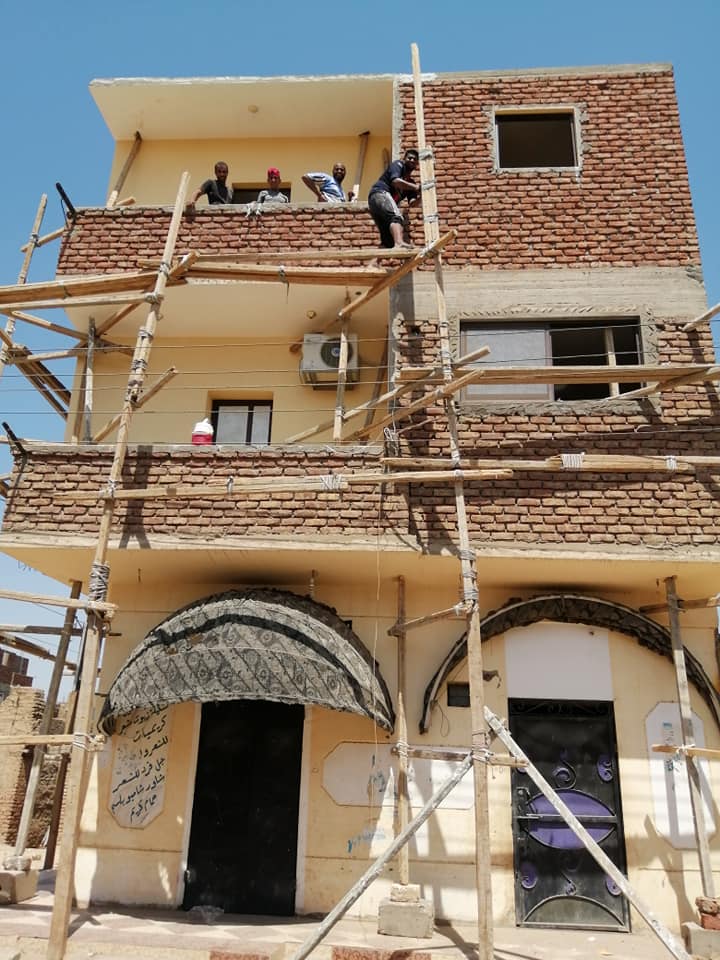 أصحاب المنازل والعقارات بمدينة الطود يواصلون طلاء منازلهم باللون الموحد (7)