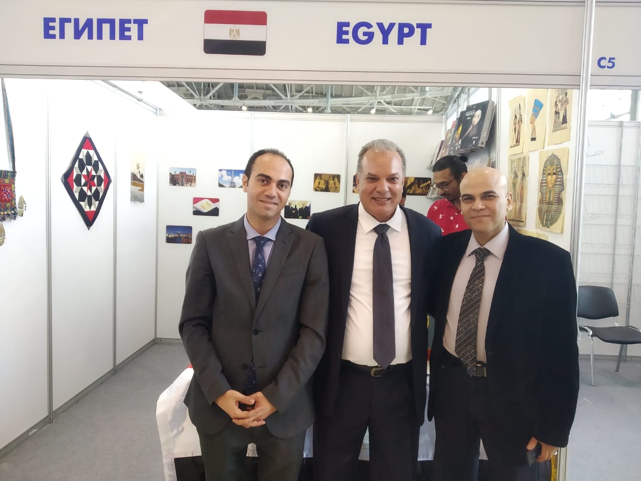 جانب من زيارة السفير المصرى بموسكو والملحق الثقافى لجناح الهيئة (4)