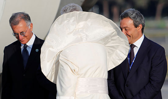 البابا يصافح مودعيه