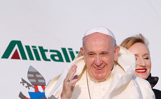 البابا فرنسيس يلوح لمودعيه