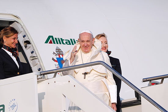 البابا فرنسيس على باب الطائرة