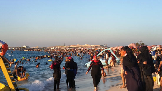 شاطئ مطروح العام يستقبل ألاف المصطافين يوميا لقربه من وسط المدينة (9)