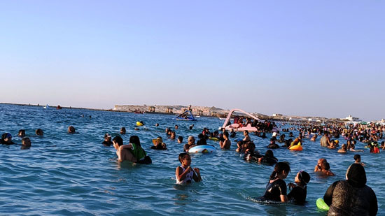 شاطئ مطروح العام يستقبل ألاف المصطافين يوميا لقربه من وسط المدينة (3)