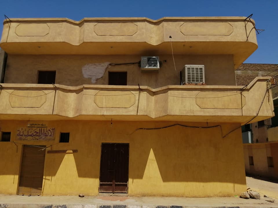 أصحاب المنازل والعقارات بمدينة الطود يواصلون طلاء منازلهم باللون الموحد (6)