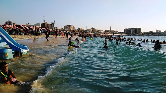 شاطئ مطروح العام يستقبل ألاف المصطافين يوميا لقربه من وسط المدينة (1)