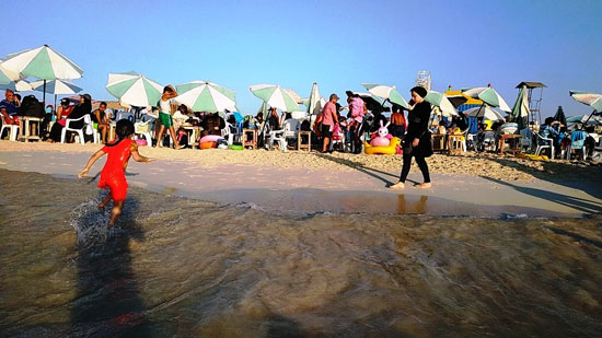 شاطئ مطروح العام يستقبل ألاف المصطافين يوميا لقربه من وسط المدينة (13)